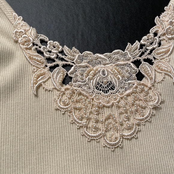 Lace and Pearl Embellished tank top - Picture 3 of 3